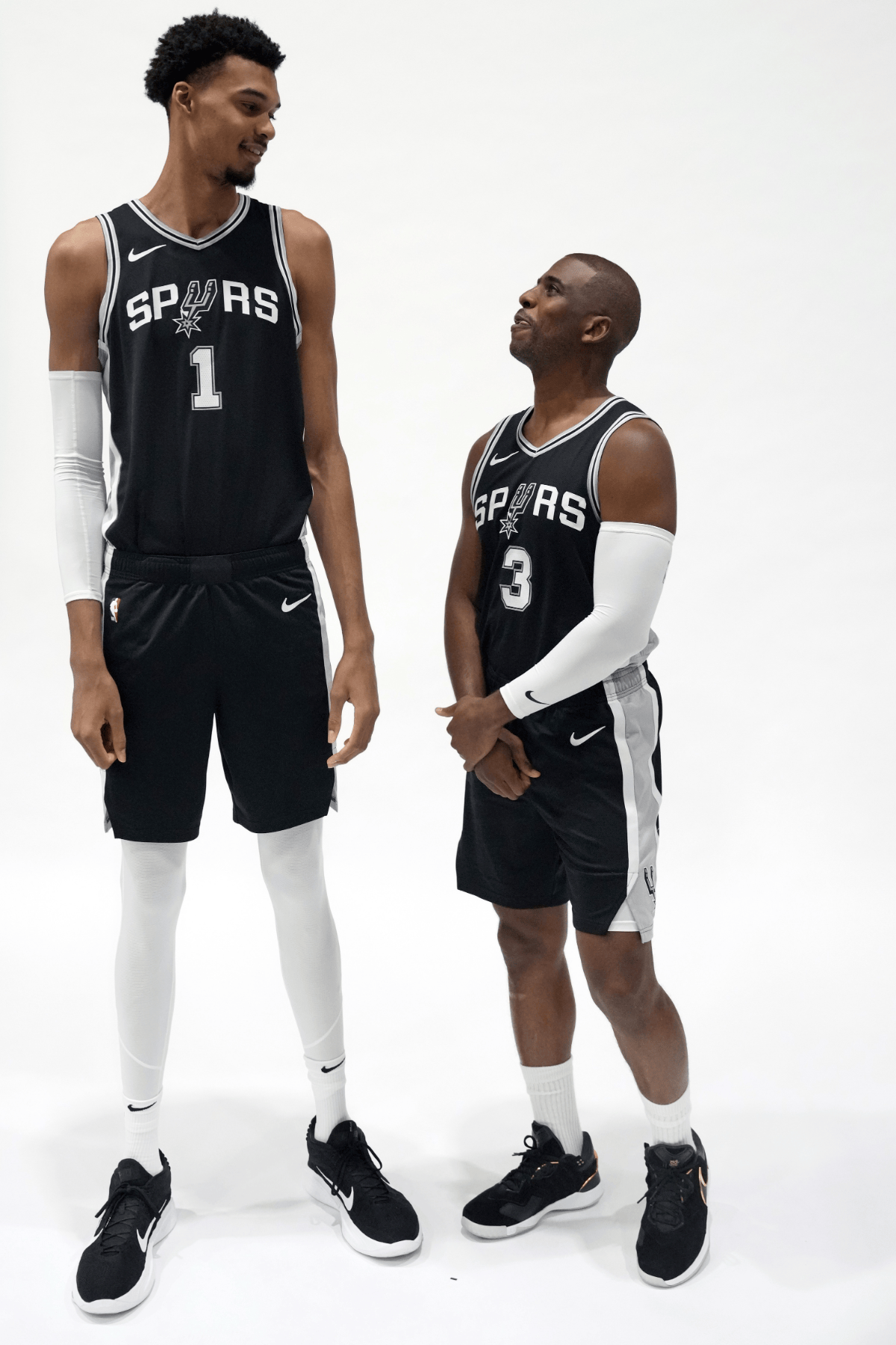 包含圣安东尼奥马刺训练开放日，清晨再遭质疑引欢呼，足总杯在即，阵容厚度经受考验的词条